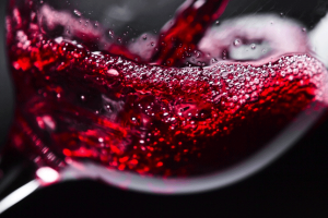 Bí mật đằng sau lời khuyên lắc rượu vang trước khi uống